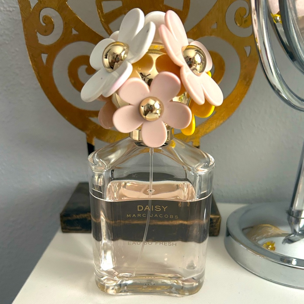 Used 4.25 fl.oz Marc Jacobs Daisy Eau So Fresh